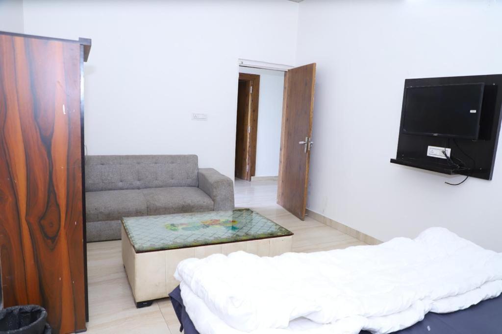 Hotel Aashirvad Faridabad Exterior photo