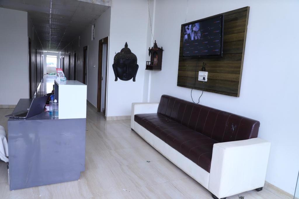 Hotel Aashirvad Faridabad Exterior photo
